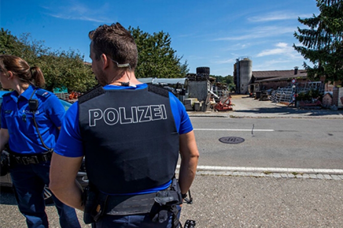 La police cantonale thurgovienne devant la ferme d&#039;Ulrich K., dans la commune de Hefenhofen, ce lundi 7 août 2017.
