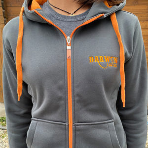 Sweat-shirt gris à capuche et fermeture éclair orange.